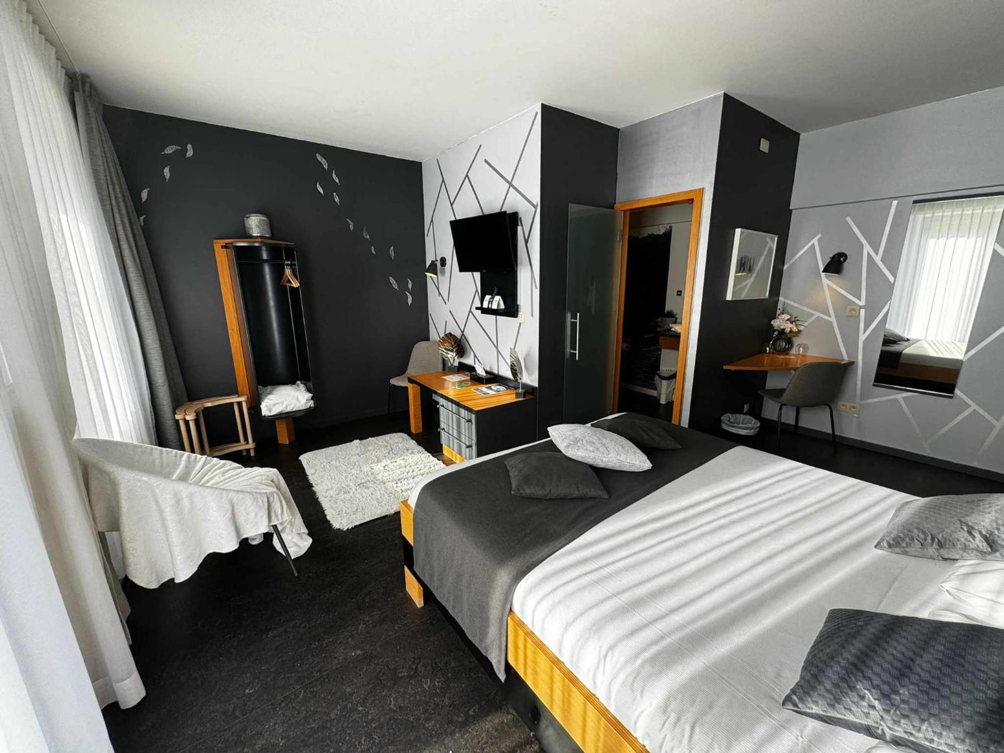 Hotel Val De Poix- Logis Hotel Restaurant Saint-Hubert Extérieur photo