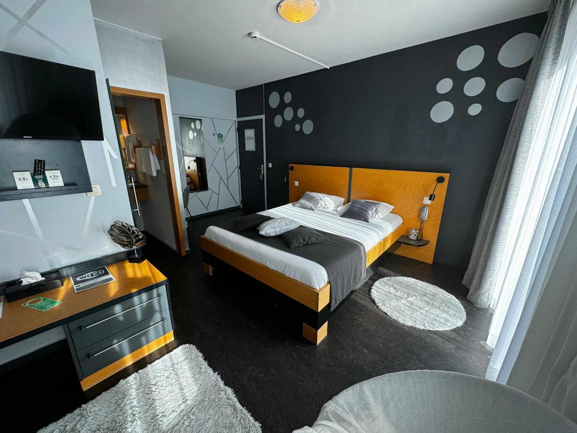 Hotel Val De Poix- Logis Hotel Restaurant Saint-Hubert Extérieur photo